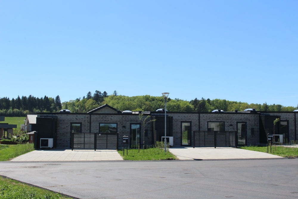 Rækkehus med forhave og indkørsel